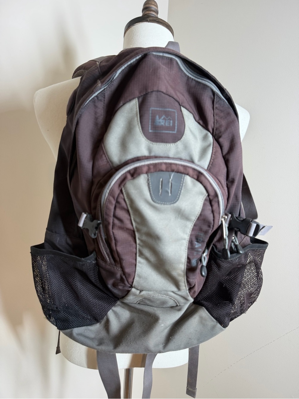 REI Men’s Trail 25 Hiking Backpack Daypack Travel Burgundy Grey Laptop